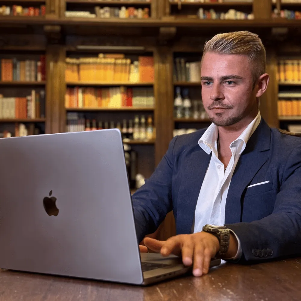 Daniel Tometzki bei der Arbeit